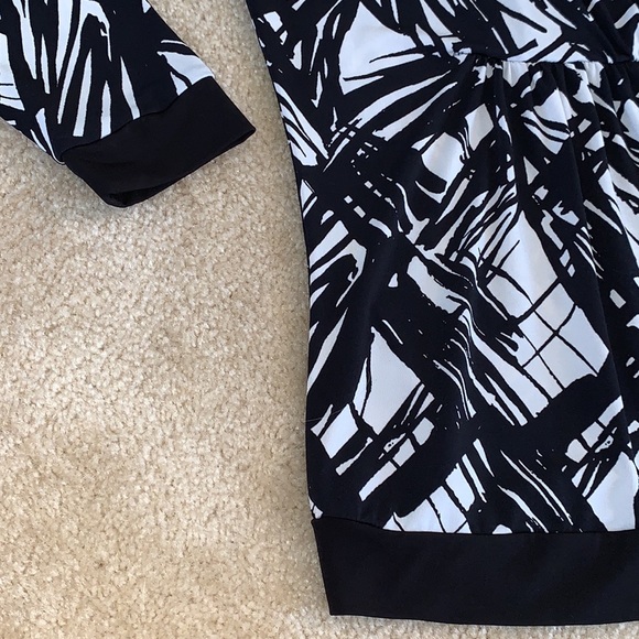Liz & Co Crossover Blouse, Size Small, Black and White - Picture 3 of 8